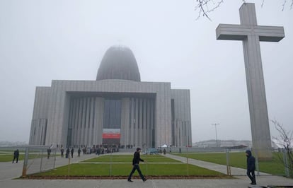 Un grupo de personas acuden a la iglesia del Templo de la Divina Providencia en Varsovia, Polonia. 