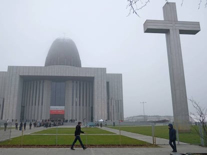 Un grupo de personas acuden a la iglesia del Templo de la Divina Providencia en Varsovia, Polonia.