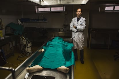 David Hardisson Hernáez, jefe de servicio de anatomía patologica, en la sala de autopsias.