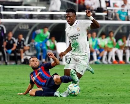 Vinicus regatea a Jordi Alba en un partido amistoso entre Real Madrid y Barça celebrado en Las Vegas (EE UU) en julio de 2022.