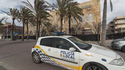 Un policía frente al Mega Park, en Palma, registrado el pasado día 28.