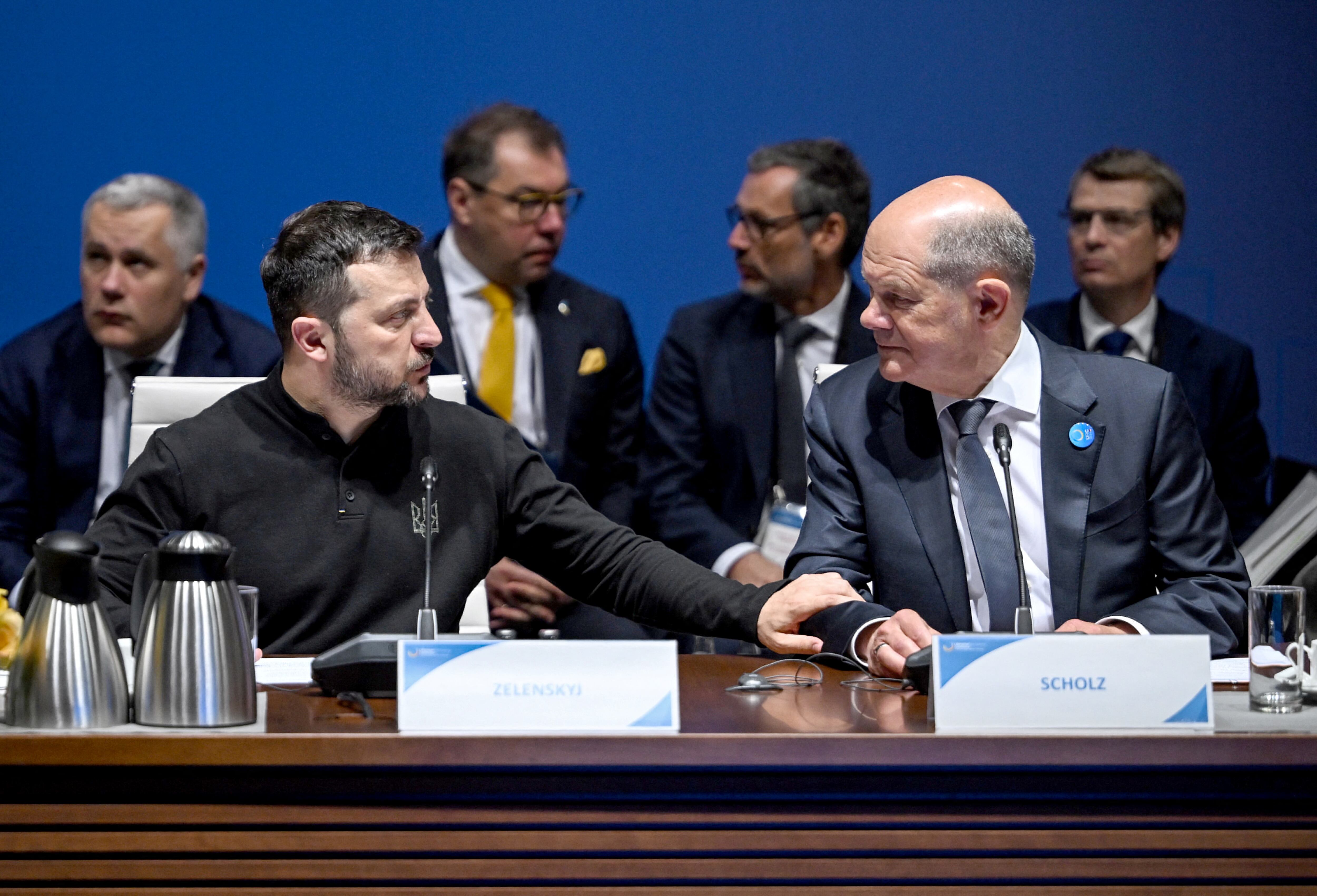 El presidente ucranio, Volodímir Zelenski, y el canciller alemán, Olaf Scholz, este martes en Berlín.