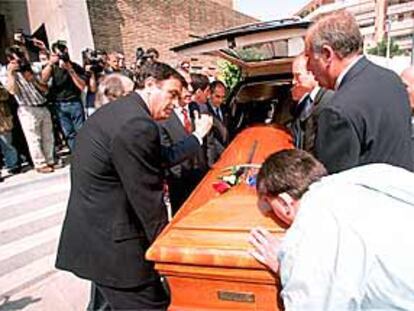 Varios ex compañeros de Urruti en el Espanyol y el Barcelona portaron su féretro en el cementerio de Les Corts.