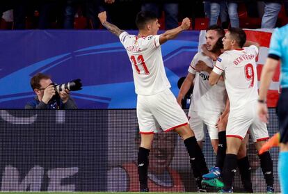 Los jugadores del Sevilla FC celebran el gol de Pablo Sarabia, el primero del encuentro.
