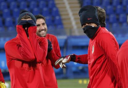 Varios jugadores del Atlético bromean en un momento del entrenamiento del lunes en San Petesburgo (Rusia).