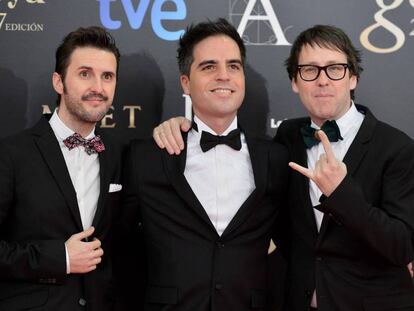 Ernesto Sevilla (centro) y Joaqu&iacute;n Reyes (derecha), junto con Juli&aacute;n L&oacute;pez, en la gala de la 27&ordf; edici&oacute;n de los Goya, en 2013. 