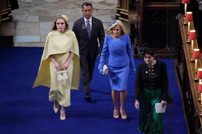 La primera dama de EE UU, Jill Biden, acompañada de su nieta Finnegan, llega a la abadía de Westminster para asistir a la coronación de Carlos III y Camila. Ambas asistieron también a la recepción que se celebró el viernes en Buckingham.