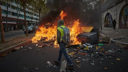 Un manifestante con un chaleco amarillo, durante la protesta con motivo del primer aniversario del movimiento, en octubre de 2019 en París.