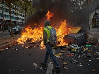 Un manifestante con un chaleco amarillo, durante la protesta con motivo del primer aniversario del movimiento en 2019 en París.