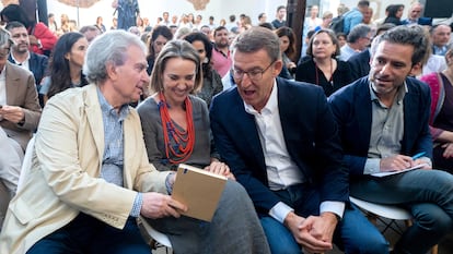 El líder del PP, Alberto Núñez Feijoo, en la presentación de su programa cultural, entre el exministro socialista César Antonio Molina, Cuca Gamarra y Borja Sémper.