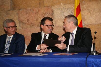 El alcalde de Tarragona Josep Fèlix Ballesteros, el presidente Artur Mas y el líder del PSC Pere Navarro en la firma de BCN World.
