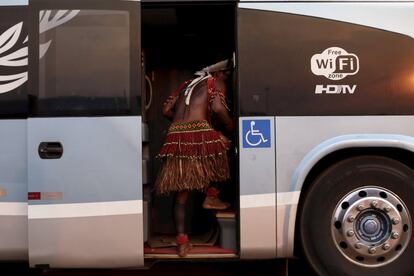 También hay programados diferentes eventos culturales que buscan rescatar la identidad y las tradiciones de los pueblos. En la imagen, un participante accede a uno de los autobús con wifi.