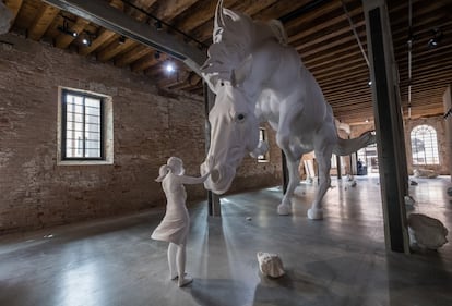 Esta exposición estará abierta al público del 13 de mayo al 26 de noviembre. En la imagen, el pabellón de Argentina con la instalación 'El problema del caballo' de la artista Claudia Fontes.