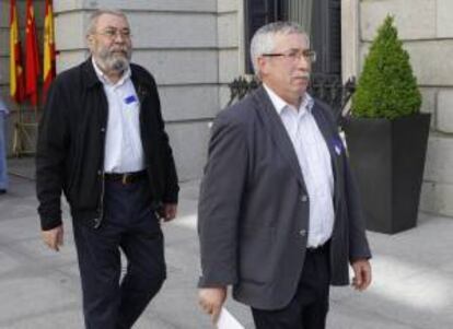 Los secretarios generales de CCOO, Ignacio Fernández Toxo (d), y de UGT, Cándido Méndez (i), el pasado 24 de mayo tras entregar una carta en el registro del Congreso de los Diputados dirigida a su presidente y a los portavoces de los grupos parlamentarios para que rechacen la reforma laboral. EFE/Archivo