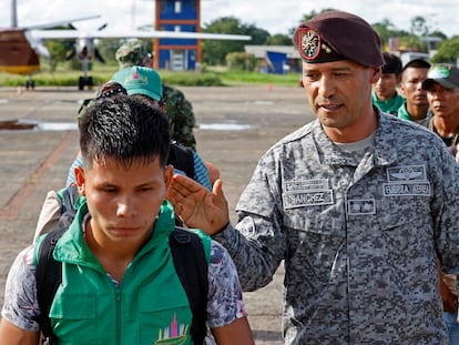 El general Pedro Sánchez recibe a un grupo de indígenas que se unen a la búsqueda de los niños perdidos en la selva, el 21 de mayo en San José del Guaviare (Colombia).