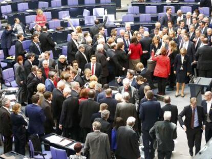 Parlamentarios alemanes antes del inicio del pleno del Bundestag para aprobar la extensi&oacute;n del rescate a Grecia