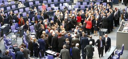 Parlamentarios alemanes antes del inicio del pleno del Bundestag para aprobar la extensi&oacute;n del rescate a Grecia