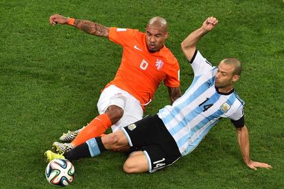 Nigel de Jong (i) y  el argentino Javier Mascherano (d) tratan de hacerse con el bal&oacute;n.