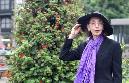 La escritora estadounidense Joyce Carol Oates, ayer en la plaza del Ensanche en Bilbao.