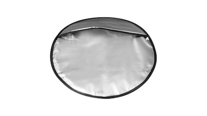 Funda de sol para el volante sobre fondo blanco.