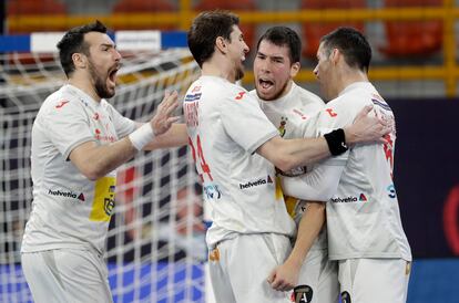 Gedeón Guardiola, Viran Morros, Dani Dujshebaev y Ángel Fernández celebran el pase a semifinales.