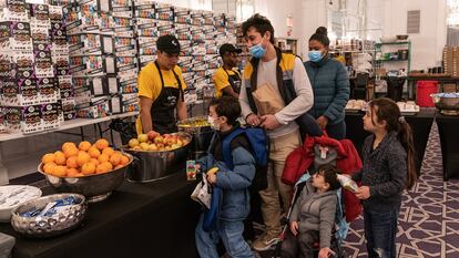 Una familia de solicitantes de asilo recibe alimentos en Nueva York, en 2023.