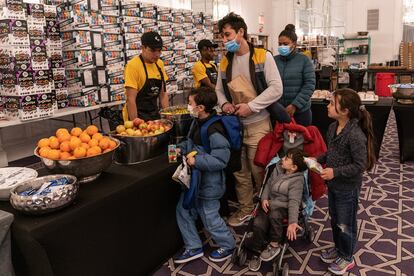 A migrant family receives food at the Stewart Hotel, April 2023.