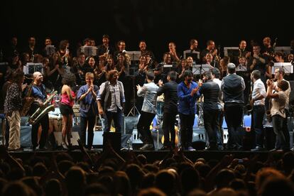 Jorge Pardo, a la izquierda, junto con el resto de los músicos de Huellas Band y la Original Jazz Orquesta al terminar su actuación.