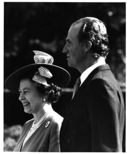 La reina Isabel II de Inglaterra y el rey Juan Carlos I, en 1988.