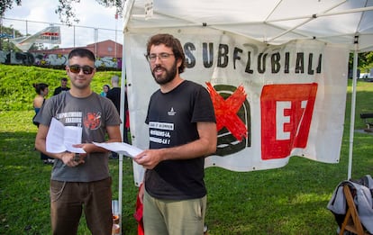 Dos jóvenes ecologistas reparten información sobre el prouyecto subfluvial de la ría de Bilbao en una acampada de protesta celebrada en Leioa (Bizkaia).