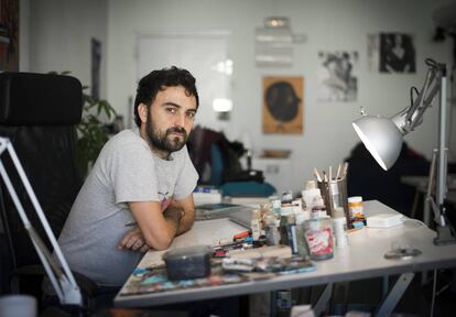 El ilustrador Manuel Marsol, en su estudio madrile&ntilde;o. 