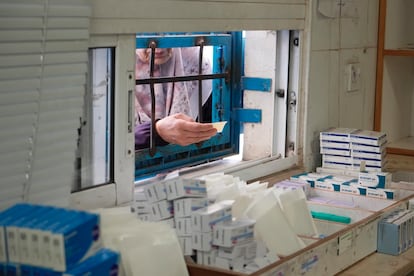 La farmacia del centro de salud del New Camp de la UNRWA en Amán, Jordania.