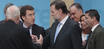 Feij&oacute;o (izquierda) con Rajoy y otros dirigentes del PP nacional y gallego, el pasado lunes en Santiago.