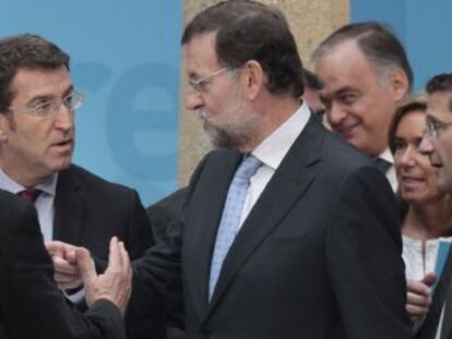 Feijóo (izquierda) con Rajoy y otros dirigentes del PP nacional y gallego, el pasado lunes en Santiago.