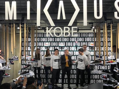 Andrés Iniesta, durante la apertura de la tienda Mikakus en Kobe.