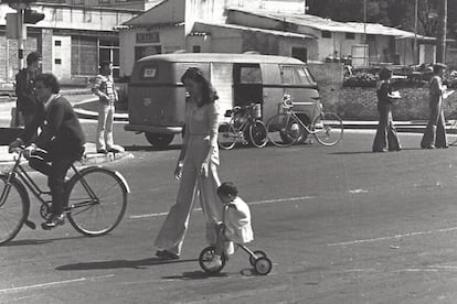 Una mujer participa de la ciclovía con una niña, en la Gran Manifestación del Pedal.