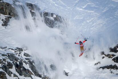 El esquiador francés Mael Ollivier compite en la final del Verbier Xtreme Freeride World Tour en la montaña Bec de Rosses, en la estación de los Alpes suizos de Verbier.