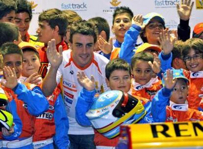 Fernando Alonso, con un grupo de jóvenes pilotos valencianos de karts -de entre cinco y 15 años de edad-, que cumplieron el sueño de charlar con su ídolo para que éste resolviera algunas de sus dudas y de hacerse unas fotografías con él.