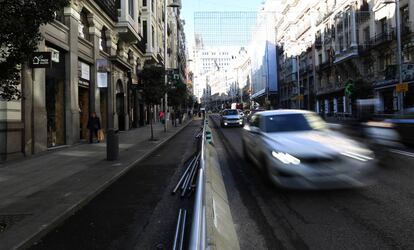 Colocación de vallas en la Gran Vía esta mañana.