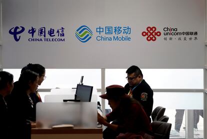 Logos de las tres grandes operadoras chinas en una feria de telecomunicaciones en Shanghái, en 2018.