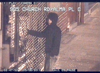 Un hombre con capucha hace su entrada en una joyería de Church Street, en Croydon.