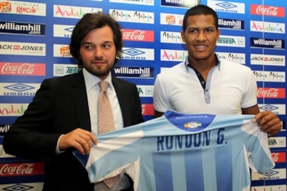 El director general del Málaga CF, Abdullah Ghubn, ha presentado hoy en Málaga al delantero venezolano José Salomón Rondón como nuevo jugador del equipo andaluz.