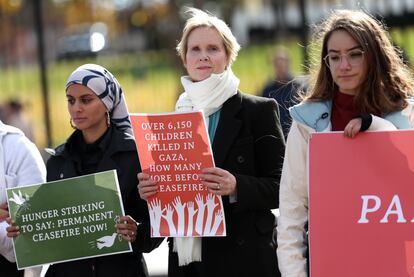 La actriz Cynthia Nixon (c) anuncia una huelga de hambre para pedir un alto el fuego en Gaza, en la Casa Blanca, el 27 de noviembre