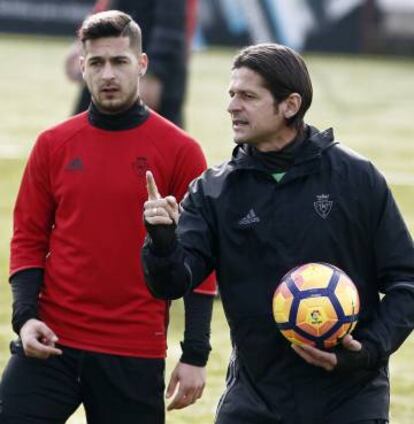 Sergio León atiende a las indicaciones de Petar Vasiljevic, técnico de Osasuna.