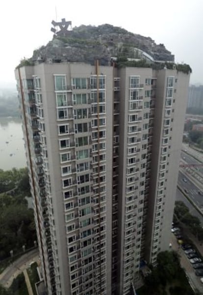 El edificio de 26 plantas con el increíble ático de Zhang Biqing en el tejado.