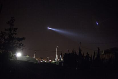 El helic&oacute;ptero de la Guardia Civil ilumina la valla de Melilla durante unas labores de vigilancia. 