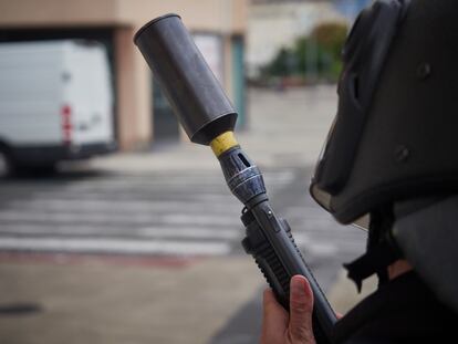 Un agente de Policía Nacional con una espopeta antidisturbios.