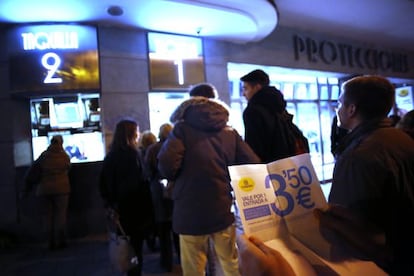 Espectadores hacen cola el lunes en un cine de Madrid, durante el evento de la 'Fiesta del cine'.