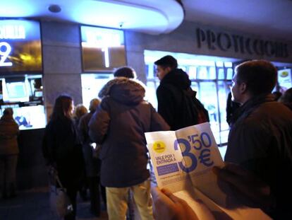 Espectadores hacen cola el lunes en un cine de Madrid, durante el evento de la 'Fiesta del cine'.