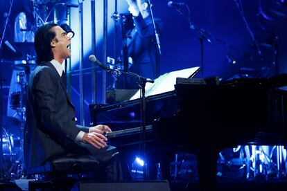 El vocalista al piano durante el concierto en Barcelona.